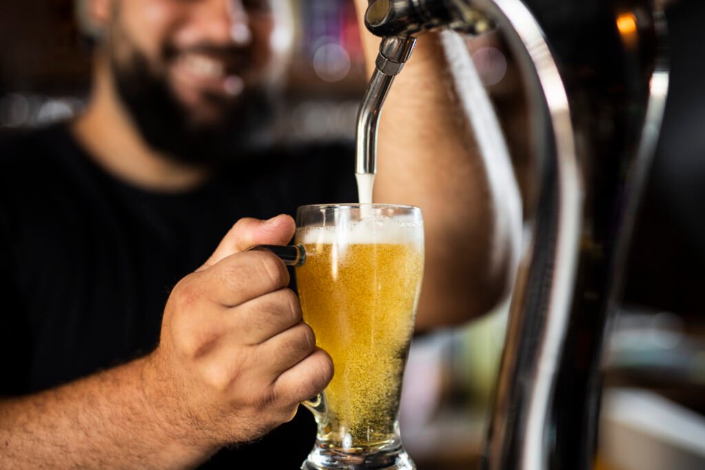 Como criar uma fonte de renda extra ou expandir seu negócio com a revenda de chopp Dalla